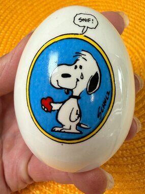 Vintage 1970's PEANUTS Snoopy Ceramic egg "Snif!"